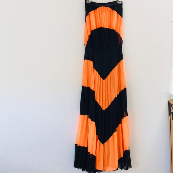 Orange and black pleated maxi dress - Picture 4 of 4